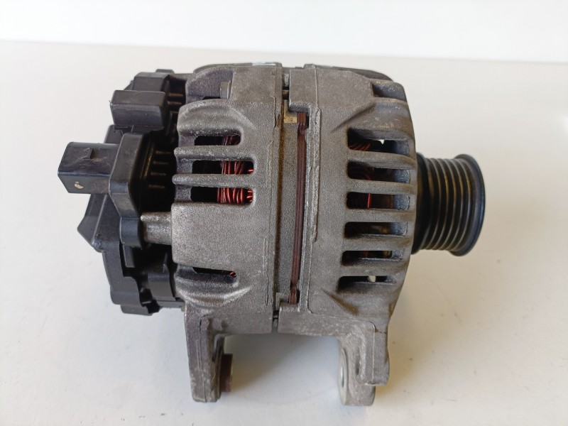 Recambio de alternador para volkswagen polo iv (9n1) bky referencia OEM IAM 037903025M  