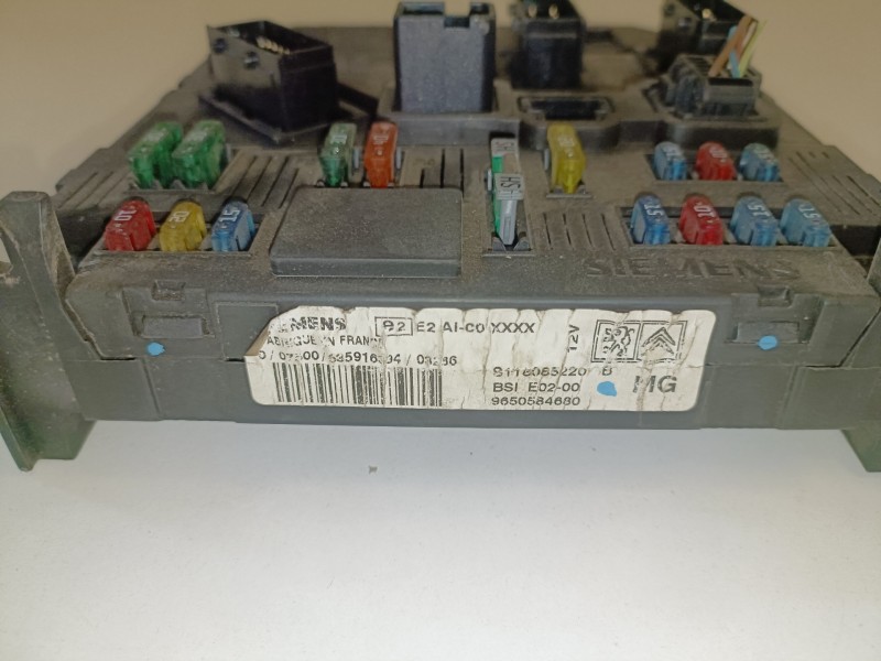 Recambio de caja reles / fusibles para peugeot 206 kfw referencia OEM IAM 9650584680  