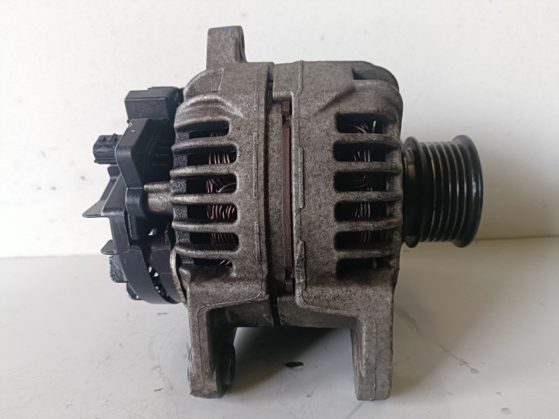 Recambio de alternador para renault clio iii k4m800 referencia OEM IAM 0124425034/8200323137  
