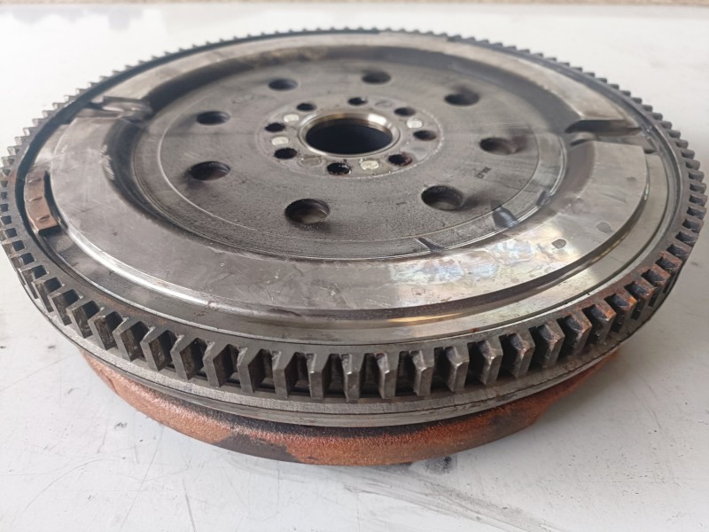 Recambio de volante motor para toyota auris (e15) 1adftv referencia OEM IAM 134500R010  