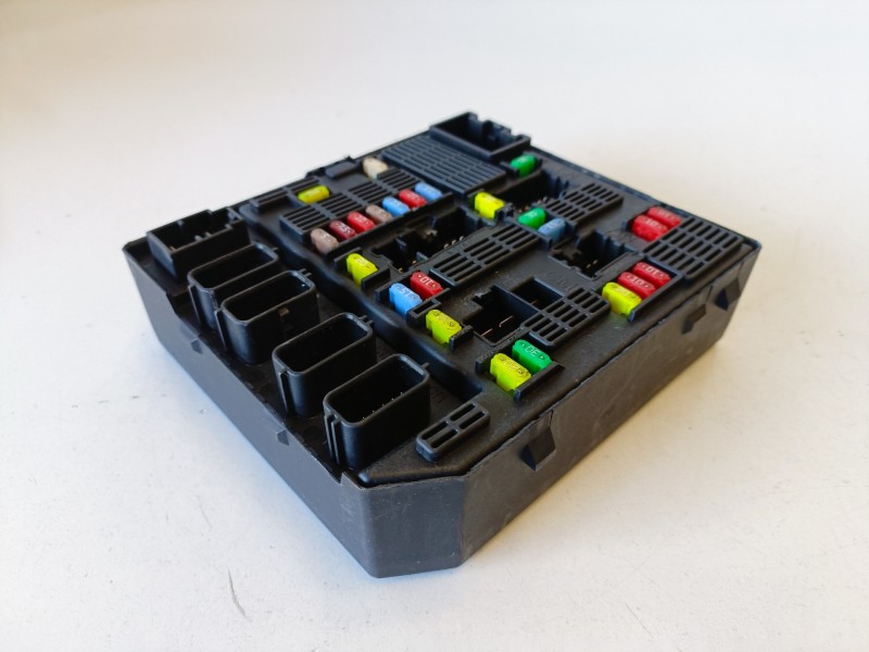 Recambio de caja reles / fusibles para renault latitude m9r824 referencia OEM IAM 284B60738R  