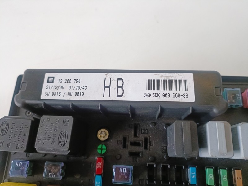 Recambio de caja reles / fusibles para opel astra h gtc z19dt referencia OEM IAM 13206754  