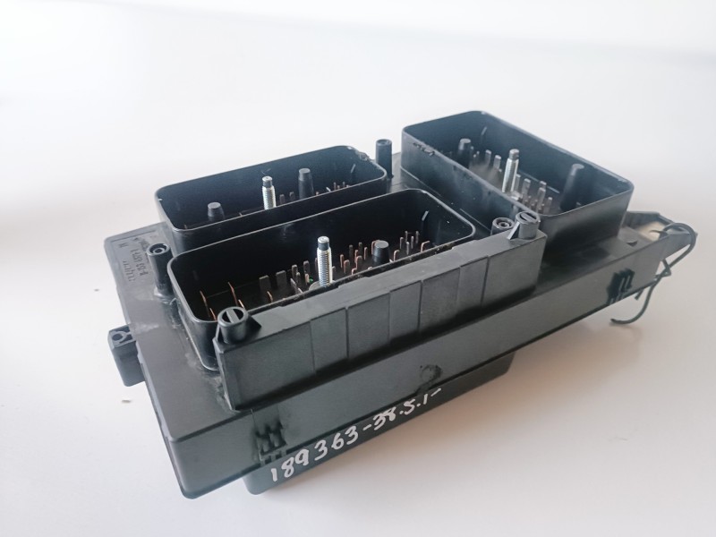 Recambio de caja reles / fusibles para opel astra h gtc z19dt referencia OEM IAM 13206754  