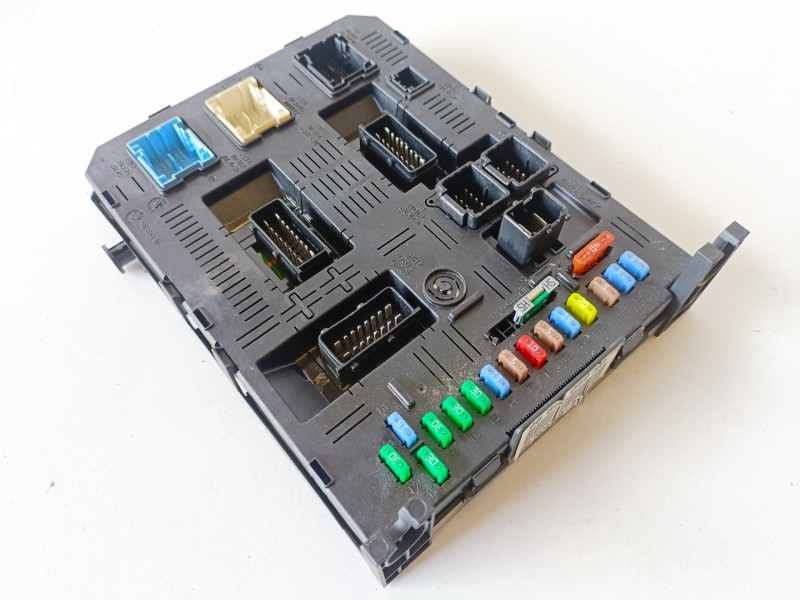 Recambio de caja reles / fusibles para peugeot 307 break/ sw (s2) 9hz referencia OEM IAM 9660105980  