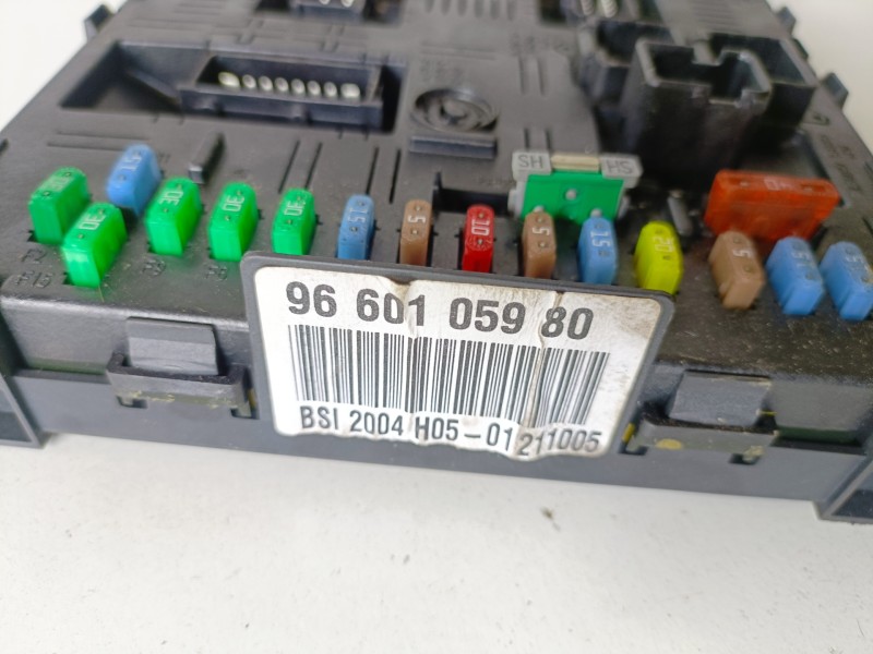 Recambio de caja reles / fusibles para peugeot 307 break/ sw (s2) 9hz referencia OEM IAM 9660105980  