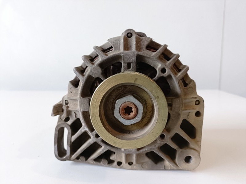 Recambio de alternador para renault clio ii fase ii (b/cb0) d4f712 referencia OEM IAM 7700437090  