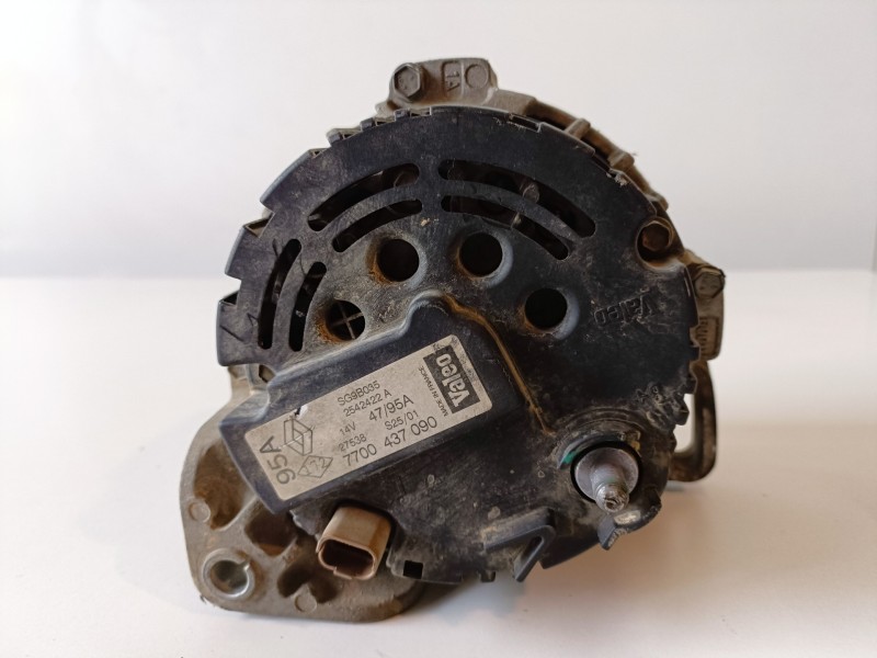 Recambio de alternador para renault clio ii fase ii (b/cb0) d4f712 referencia OEM IAM 7700437090  