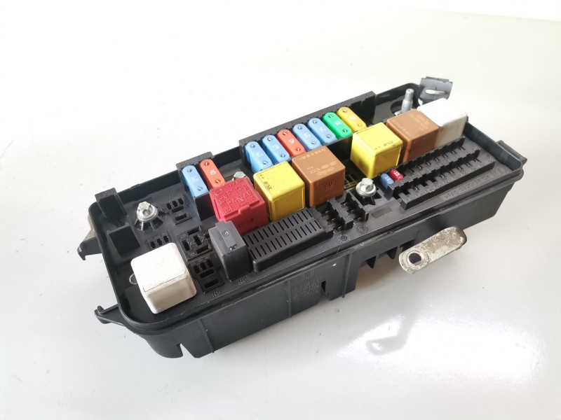 Recambio de caja reles / fusibles para opel vectra c berlina z19dt referencia OEM IAM 13240247/519181101  
