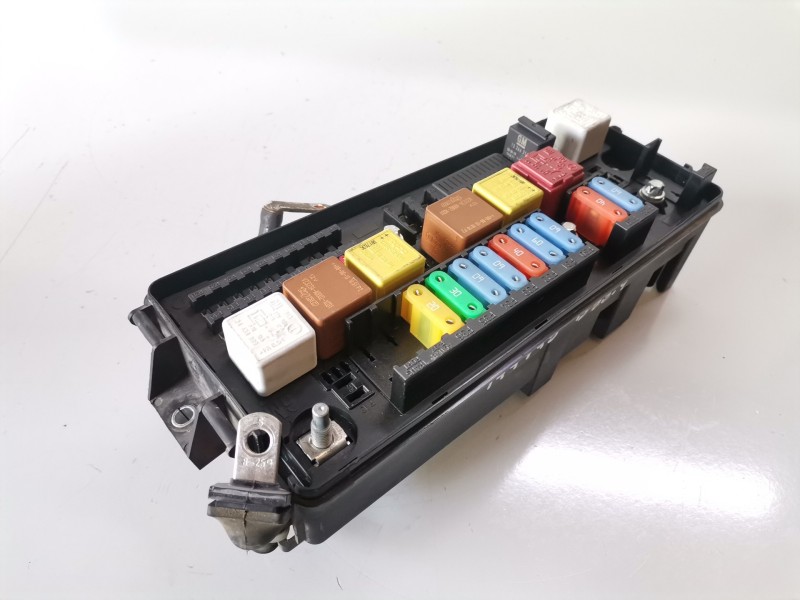 Recambio de caja reles / fusibles para opel vectra c berlina z19dt referencia OEM IAM 13240247/519181101  