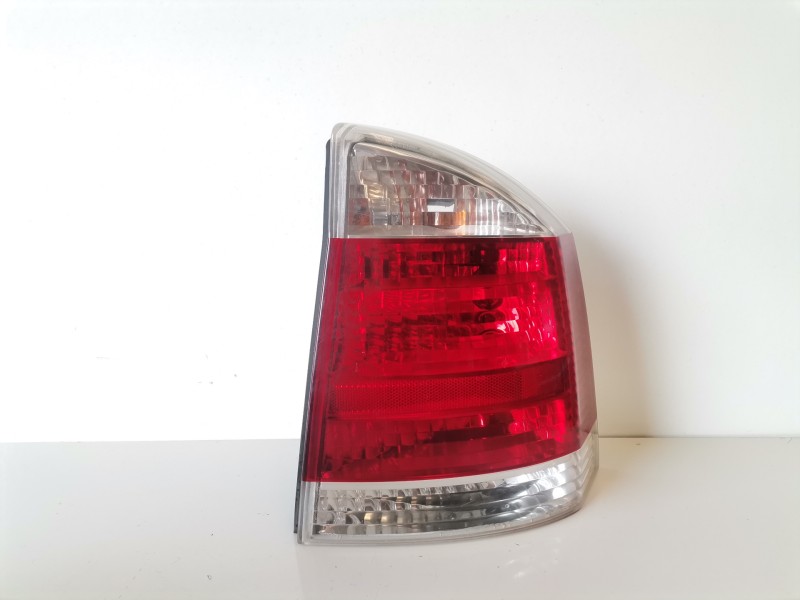Recambio de piloto trasero derecho para opel vectra c berlina z19dt referencia OEM IAM 13251938  