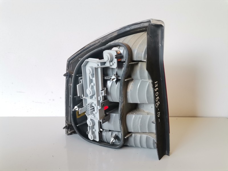 Recambio de piloto trasero derecho para opel vectra c berlina z19dt referencia OEM IAM 13251938  
