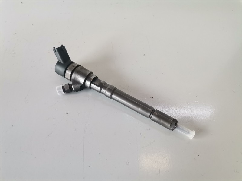 Recambio de inyector para kia carens (un) d4ea referencia OEM IAM 0445110064  
