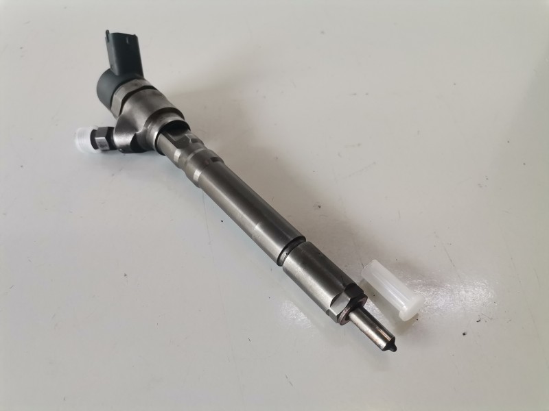 Recambio de inyector para kia carens (un) d4ea referencia OEM IAM 0445110064  