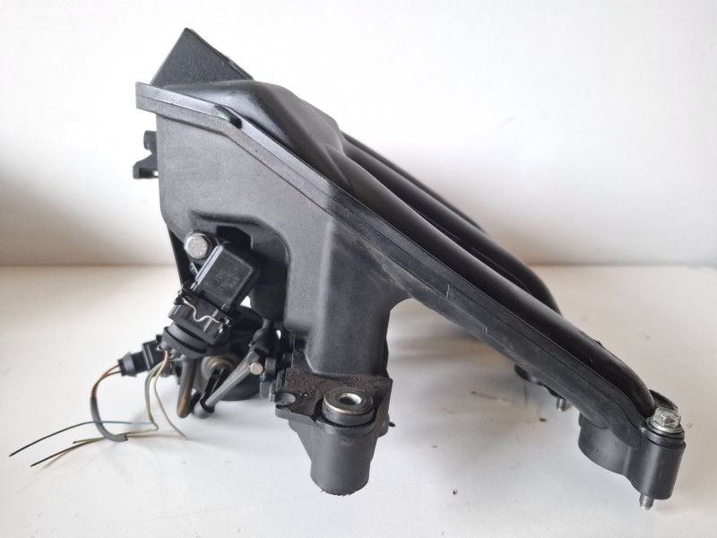 Recambio de colector admision para bmw serie 1 berlina (e81/e87) 204d4 referencia OEM IAM 7787318  