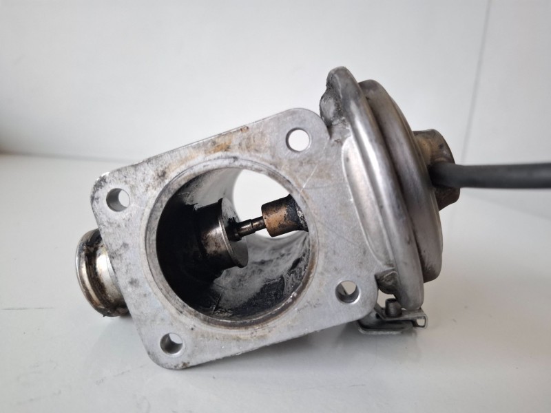 Recambio de valvula egr para bmw serie 1 berlina (e81/e87) 204d4 referencia OEM IAM 70051200  