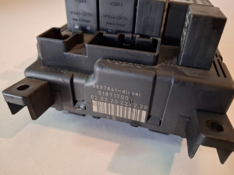 Recambio de caja reles / fusibles para volvo s60 berlina d5244t referencia OEM IAM 518717004  