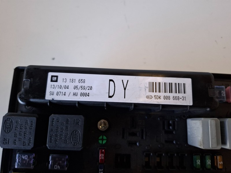 Recambio de caja reles / fusibles para opel astra h gtc z17dth referencia OEM IAM 13181658  