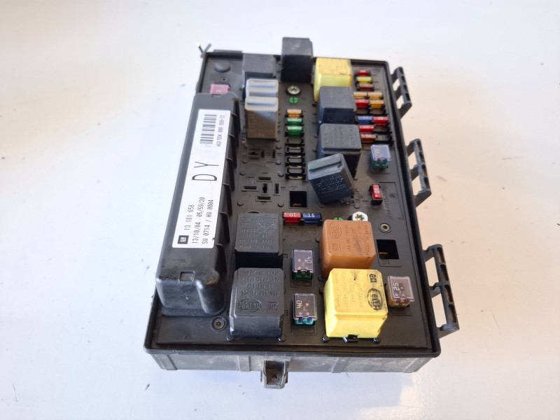 Recambio de caja reles / fusibles para opel astra h gtc z17dth referencia OEM IAM 13181658  