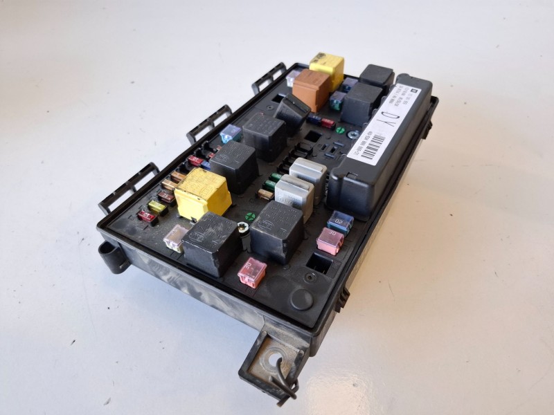 Recambio de caja reles / fusibles para opel astra h gtc z17dth referencia OEM IAM 13181658  