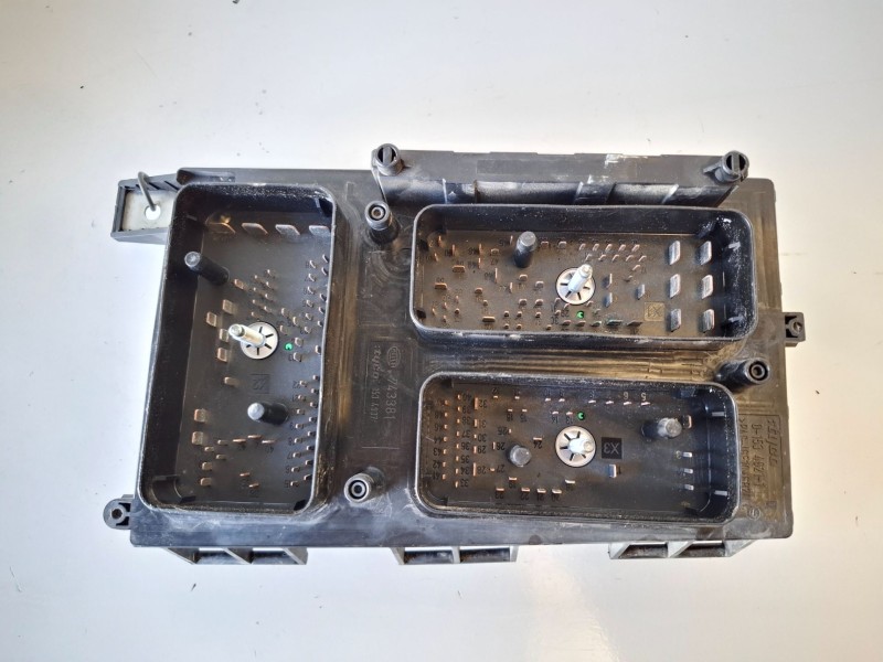 Recambio de caja reles / fusibles para opel astra h gtc z17dth referencia OEM IAM 13181658  