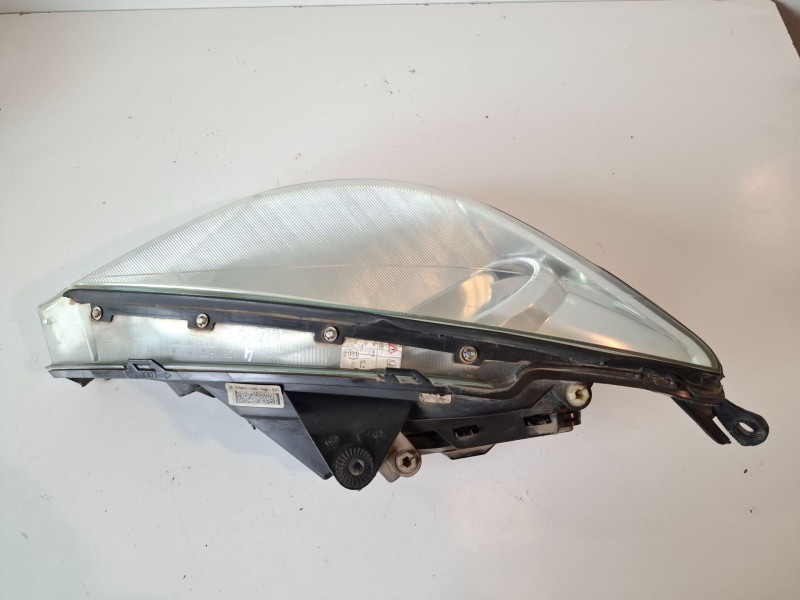 Recambio de faro derecho para ford focus berlina (cak) fydb referencia OEM IAM   