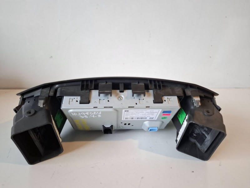 Recambio de pantalla multifuncion para opel insignia berlina a20dth referencia OEM IAM 22764032  