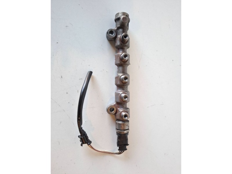 Recambio de rampa inyectora para renault master ii fase 2 furgón g9u650 referencia OEM IAM 0445214175  