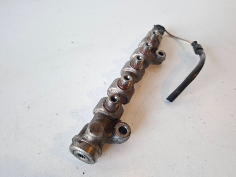 Recambio de rampa inyectora para renault master ii fase 2 furgón g9u650 referencia OEM IAM 0445214175  