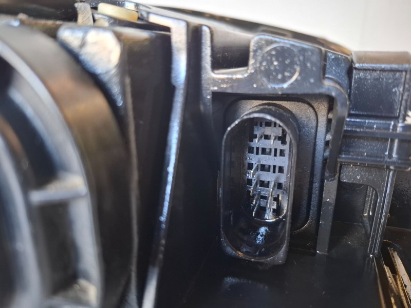 Recambio de faro izquierdo para audi q7 (4l) bug referencia OEM IAM 4L0941003A  