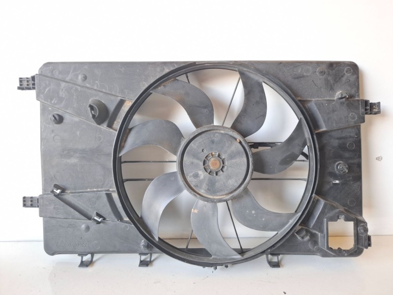 Recambio de electroventilador para opel astra j berlina 5p b16dtl referencia OEM IAM 0130308116  