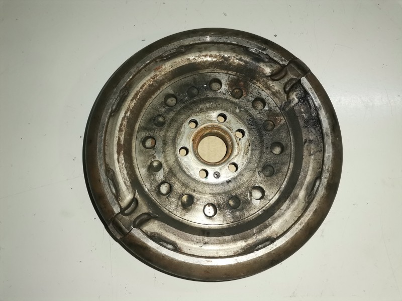 Recambio de volante motor para audi a4 avant (8e) avf referencia OEM IAM 038105266AG  