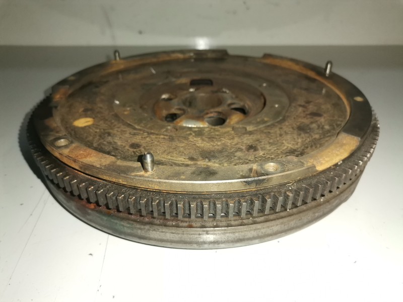 Recambio de volante motor para audi a4 avant (8e) avf referencia OEM IAM 038105266AG  