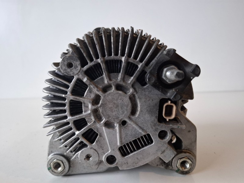 Recambio de alternador para renault latitude m9r817 referencia OEM IAM 8200654785  