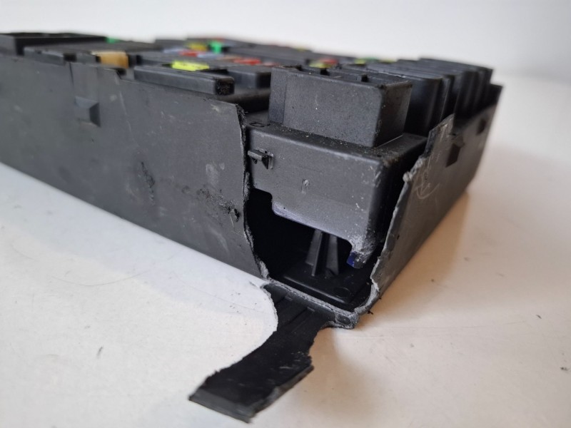 Recambio de caja reles / fusibles para renault latitude m9r817 referencia OEM IAM 284B60738R  