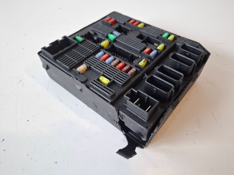 Recambio de caja reles / fusibles para renault latitude m9r817 referencia OEM IAM 284B60738R  
