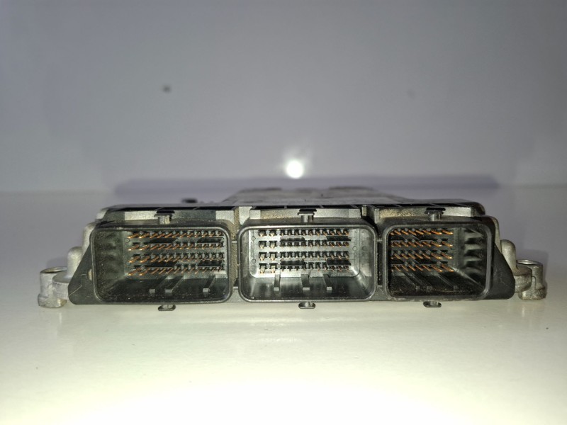 Recambio de centralita motor uce para renault latitude m9r817 referencia OEM IAM 0281017614  