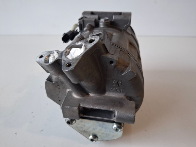 Recambio de compresor aire acondicionado para renault latitude m9r817 referencia OEM IAM 813765  