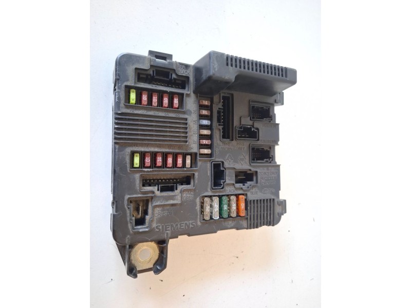 Recambio de caja reles / fusibles para renault scenic ii (jm) f9q800 referencia OEM IAM 8200306032A  