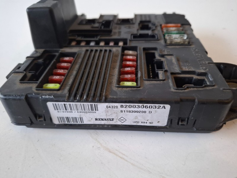 Recambio de caja reles / fusibles para renault scenic ii (jm) f9q800 referencia OEM IAM 8200306032A  