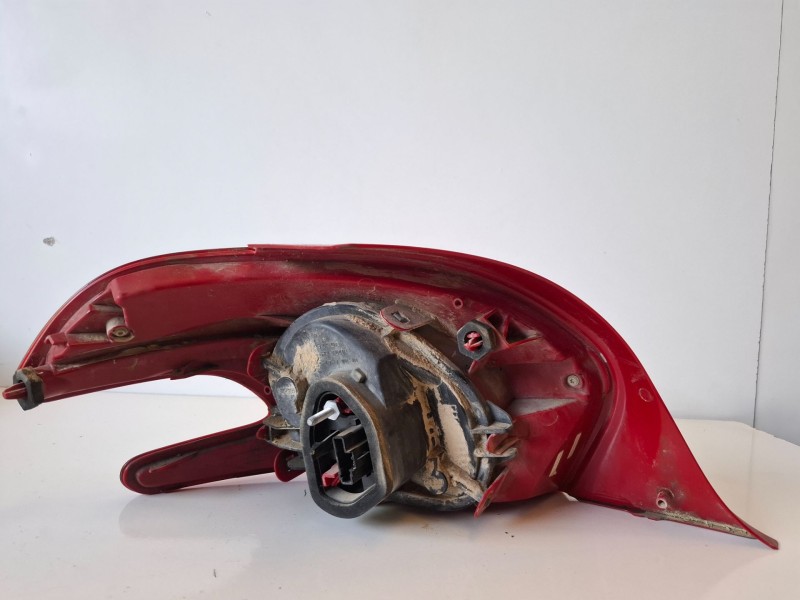 Recambio de piloto trasero derecho para peugeot 208 8h01 referencia OEM IAM   