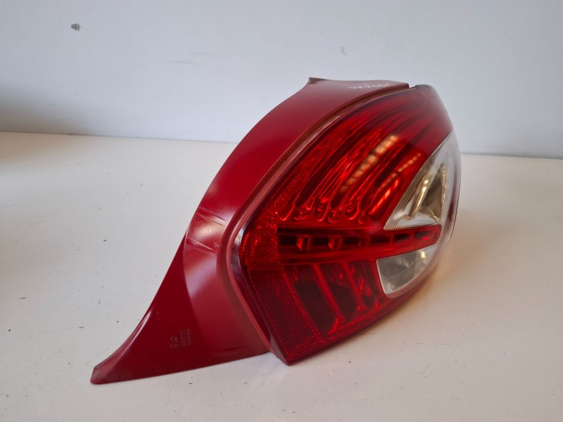 Recambio de piloto trasero derecho para peugeot 208 8h01 referencia OEM IAM   
