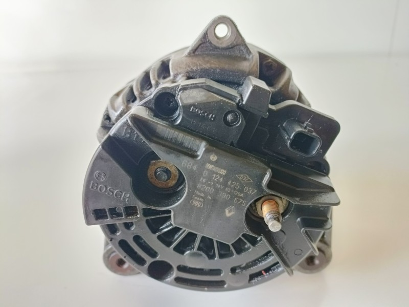Recambio de alternador para renault clio iii d4f740 referencia OEM IAM 0124425037/8200390675  