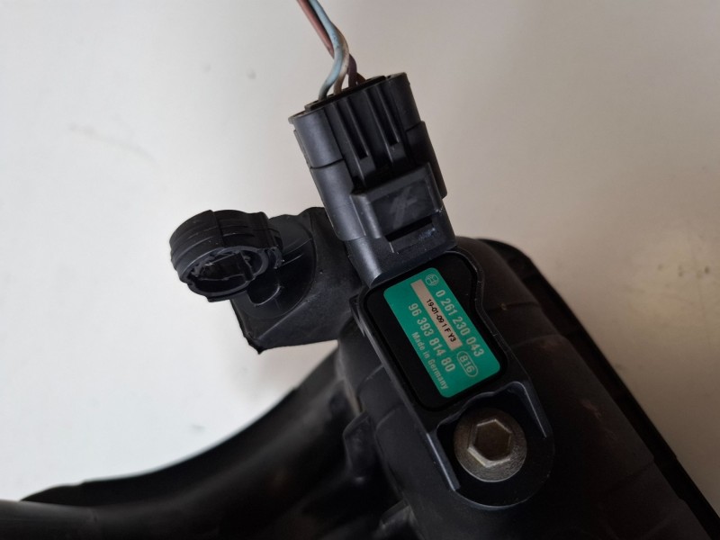 Recambio de colector admision para citroen c2 hfx referencia OEM IAM 9638425180  