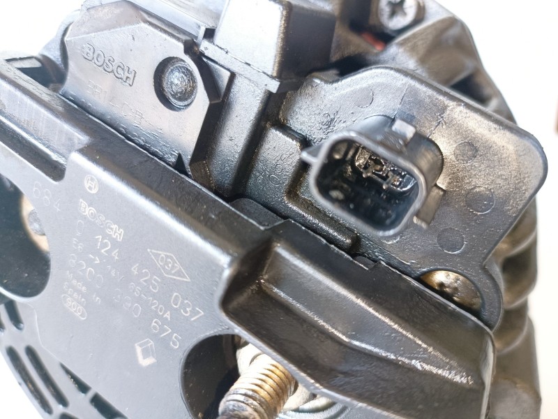 Recambio de alternador para renault clio iii d4f740 referencia OEM IAM 0124425037/8200390675  