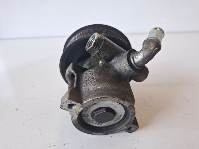 Recambio de bomba direccion para chrysler jeep gr.cherokee (wj/wg) vm73b referencia OEM IAM 26076557  