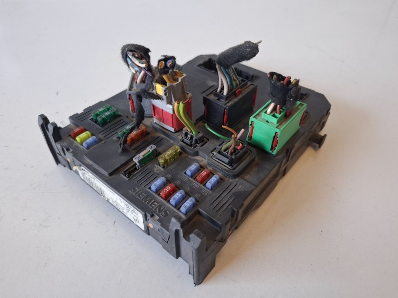Recambio de caja reles / fusibles para citroen c3 8hy referencia OEM IAM 9653667280  