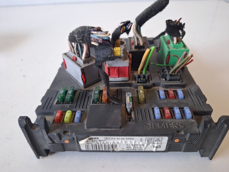 Recambio de caja reles / fusibles para citroen c3 8hy referencia OEM IAM 9653667280  