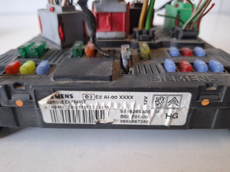 Recambio de caja reles / fusibles para citroen c3 8hy referencia OEM IAM 9653667280  