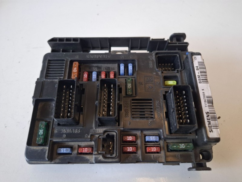 Recambio de caja reles / fusibles para citroen c3 8hy referencia OEM IAM 964349878000  