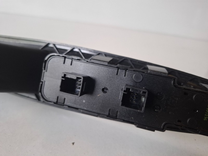 Recambio de mando elevalunas delantero izquierdo para citroen c4 berlina 9hy referencia OEM IAM 9651464577  